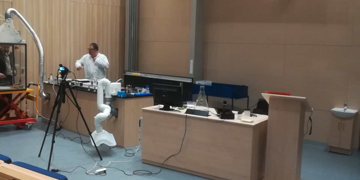 Pokaz doświadczeń chemicznych na UJ